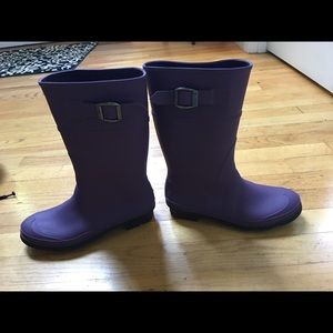 Girls Kamik rain boots.